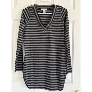 131. Sklyer black silver shimmery striped tunic v neck top M